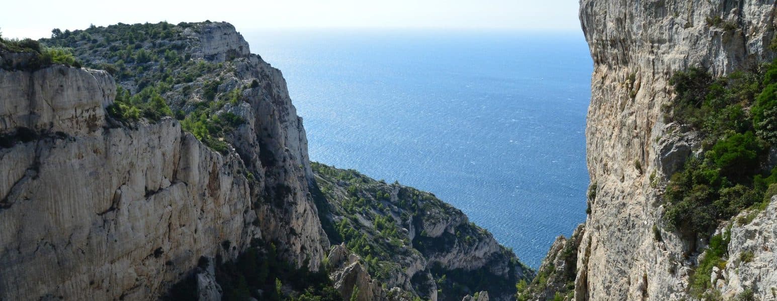 Les sentiers des Calanques au-dessus de la mer.